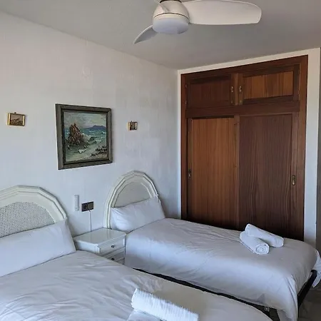 Apartamento En Paseo Maritimo Con Piscina Y Aire Acond Apartment *