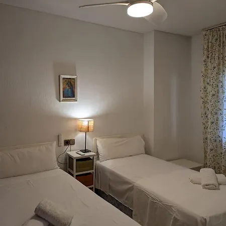 Apartamento En Paseo Maritimo Con Piscina Y Aire Acond Apartment *