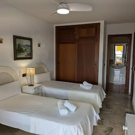 Apartamento En Paseo Maritimo Con Piscina Y Aire Acond *
